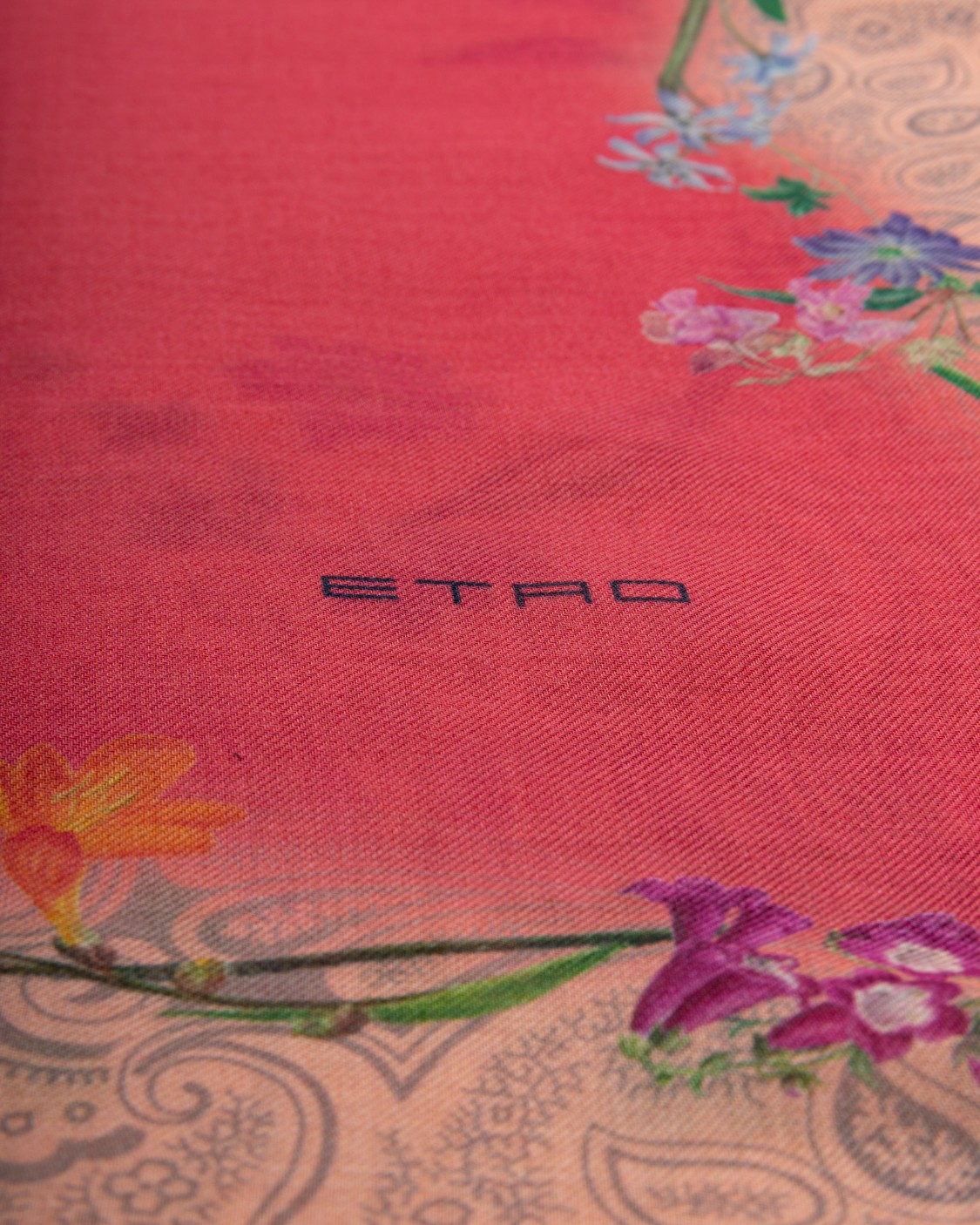 shop ETRO  Sciarpa: Etro sciarpa Raji in modal e cachemire color block.
Decorata da micro fiori stampati è impreziosita da un bordo a contrasto con motivi Paisley a filetto e frange.
Dimensioni: 140 cm x 200 cm.
Composizione: 90% modal 10% cashmere.
Fabbricato in Italia.. 13722 5594-0700 number 7407